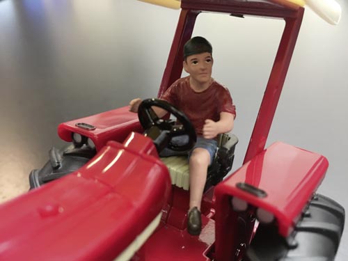 Teenager Jeff fährt Traktor Modell von AT Collections 1:32