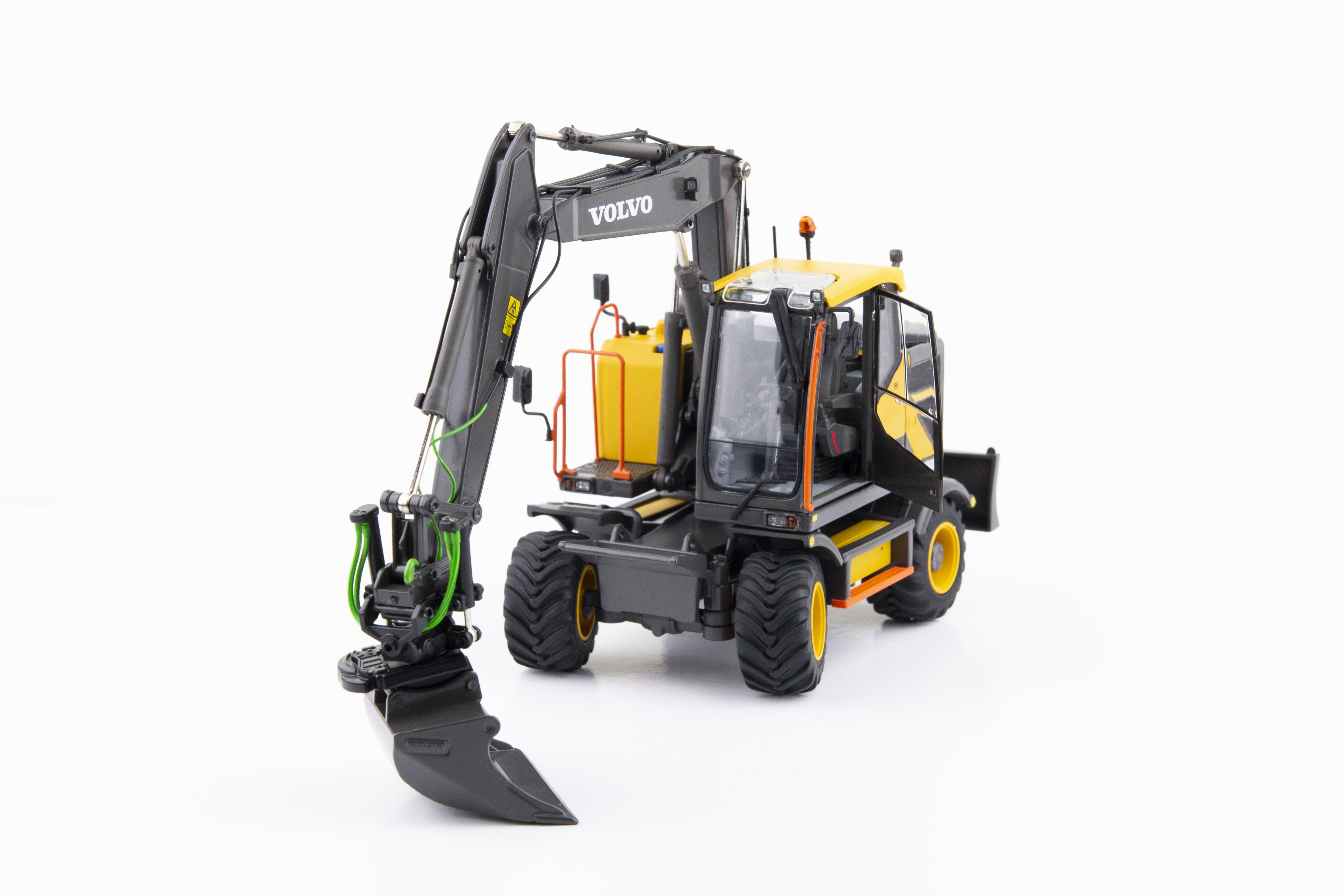 Volvo EWR150E Mobilbagger Nokian Reifen Modell von AT Collections 1:32