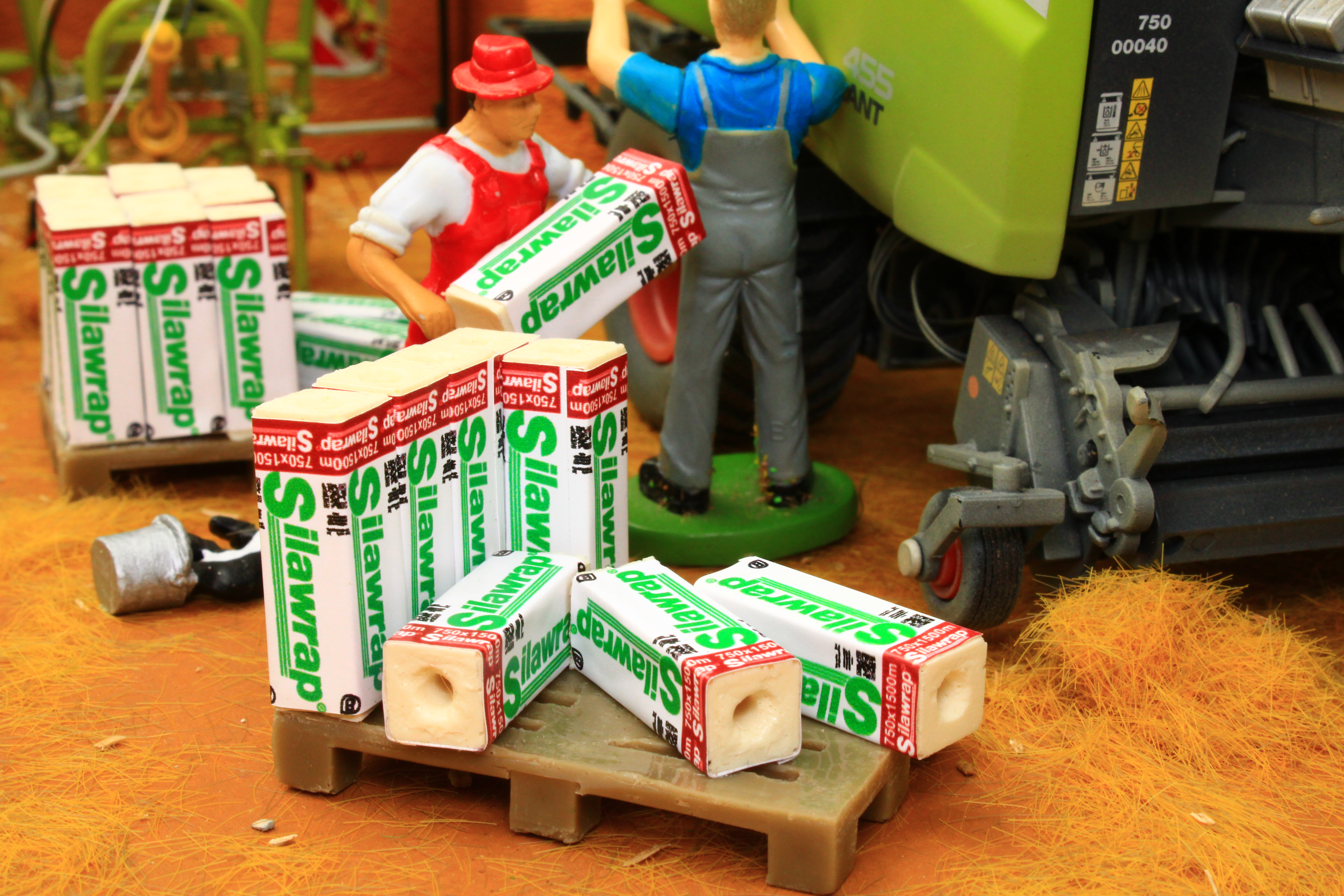 Palette mit Ballenfolie Modell von Brushwood Toys 1:32