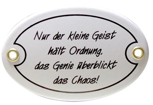 „Nur der kleine Geist hält Ordnung...“ Emailliertes Schild 12,50 x 4 cm