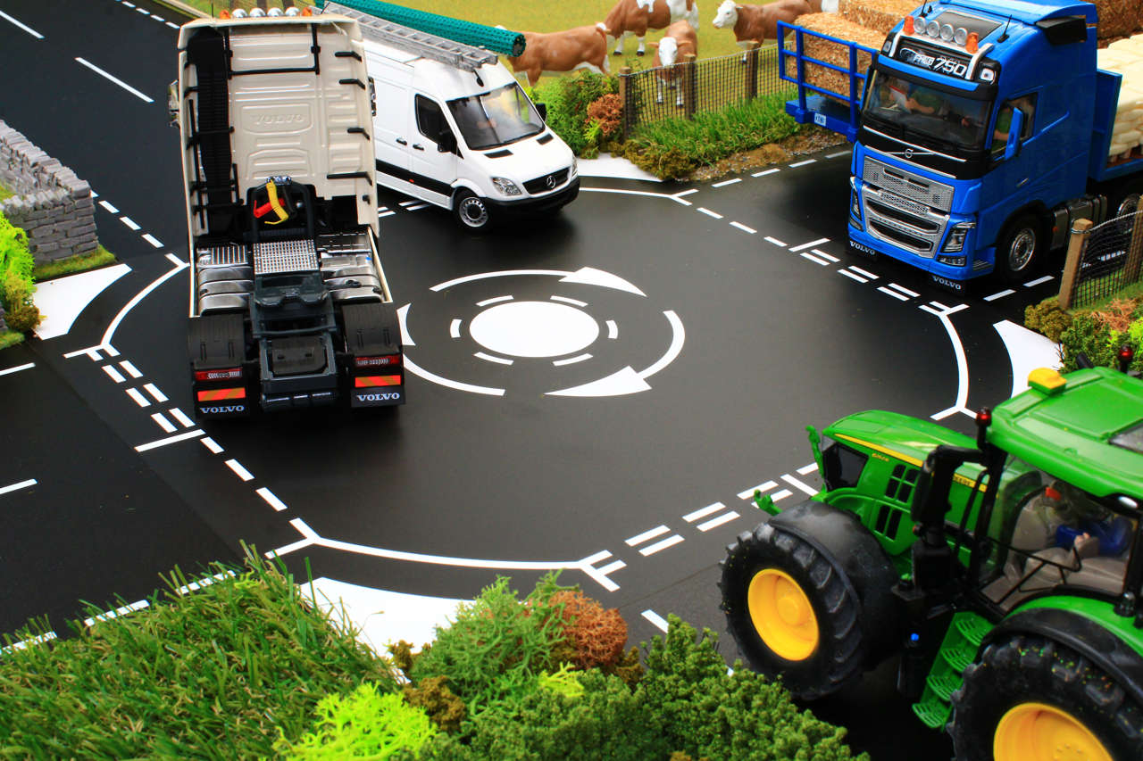 Mini Kreisverkehr Modell von Brushwood Toys 1:32