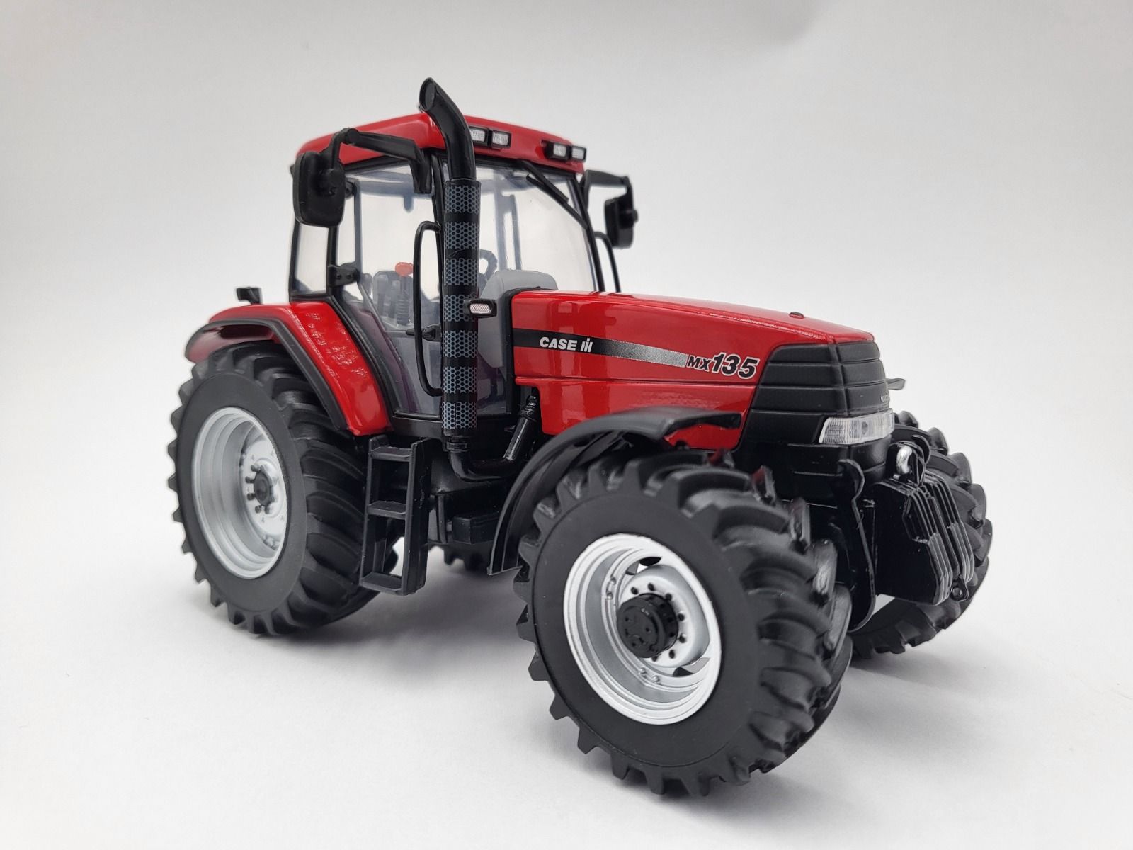 Case IH MX 135 Logo gebogen Lim. Edt. Modell von Universal Hobbies 1:32