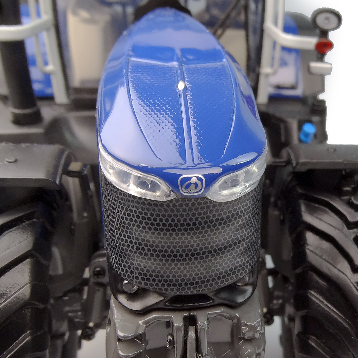 Iseki Big-T T8S305 Modell von Universal Hobbies 1:32