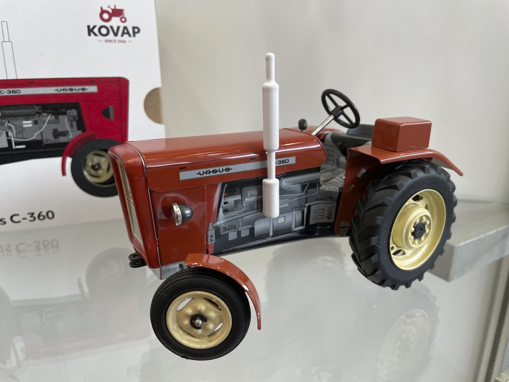 Ursus C-360 Rot Modell von Kovap 1:25